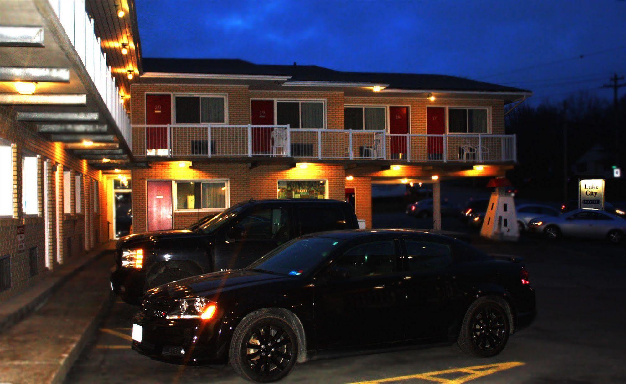 דארטמאות' Lake City Motel מראה חיצוני תמונה